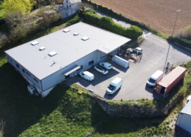 Atelier de 581 m² au cœur d'une ZAE à proximité de l'autoroute A75