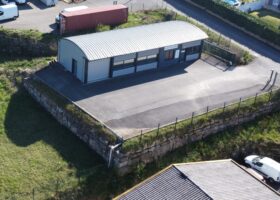 Atelier de 153 m² au cœur d'une ZAE à proximité de l'autoroute A75