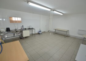 Atelier de 255 m² sur deux niveaux avec salle agro-alimentaire végétale et bureau